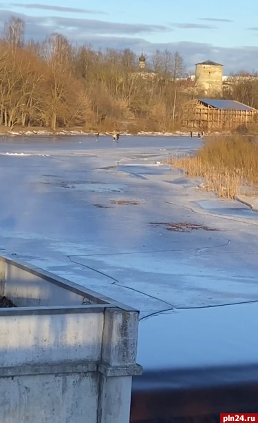 Подростки устроили игры на льду реки Псковы в Финском парке