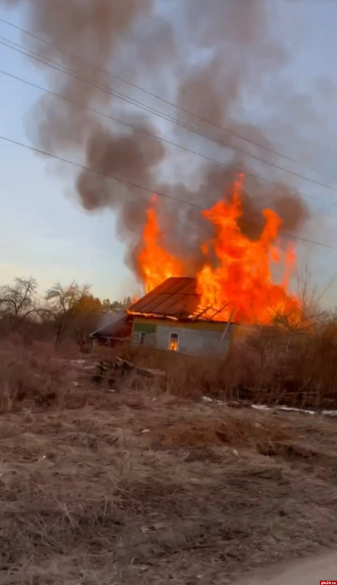 Дом горел в псковской деревне Логозовичи
