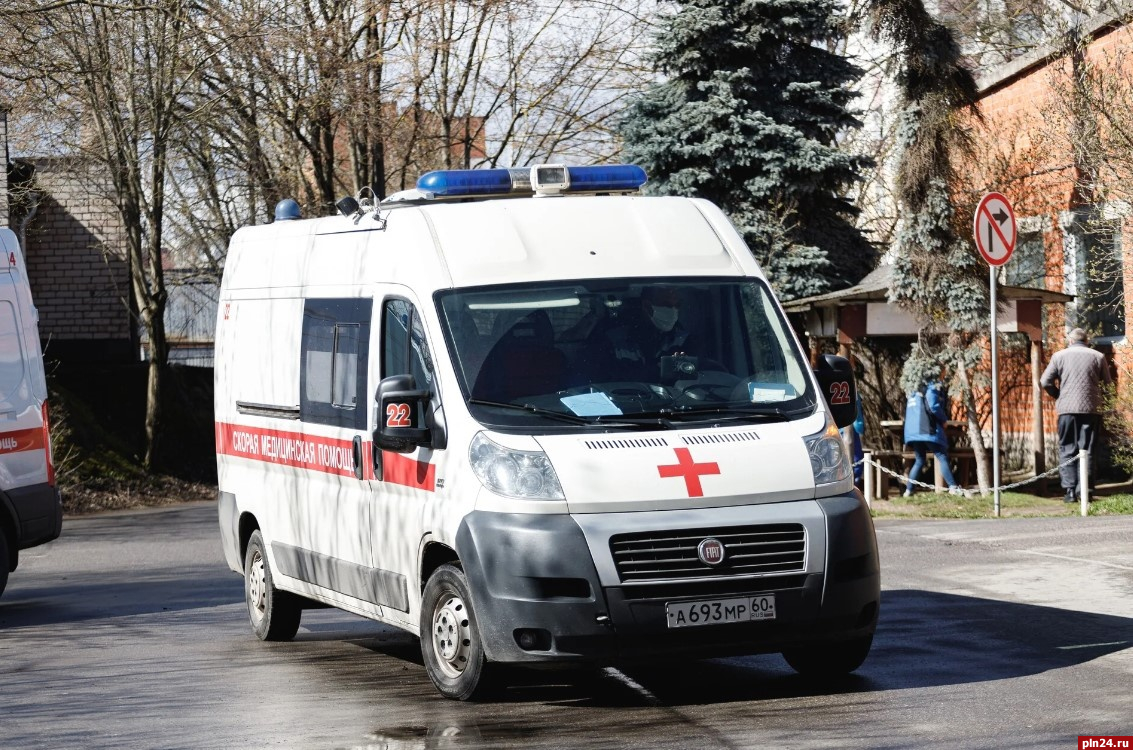 Медсестра сломала руку при подготовке к операции в псковской больнице