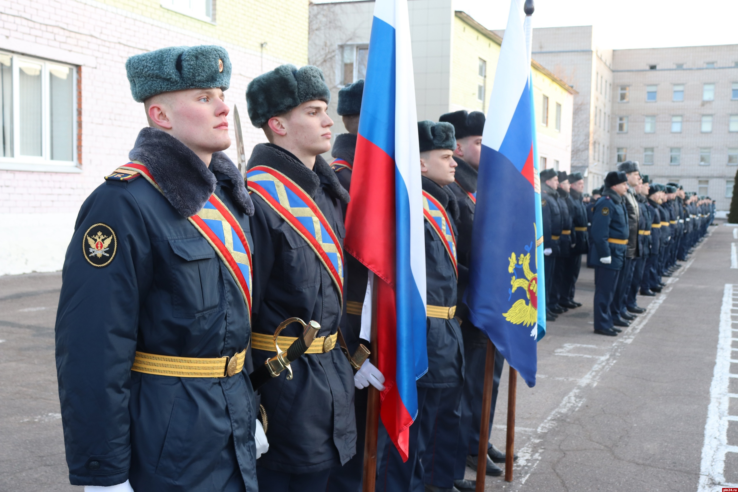 Псковские курсанты провели торжественное построение в честь Дня работника УИС