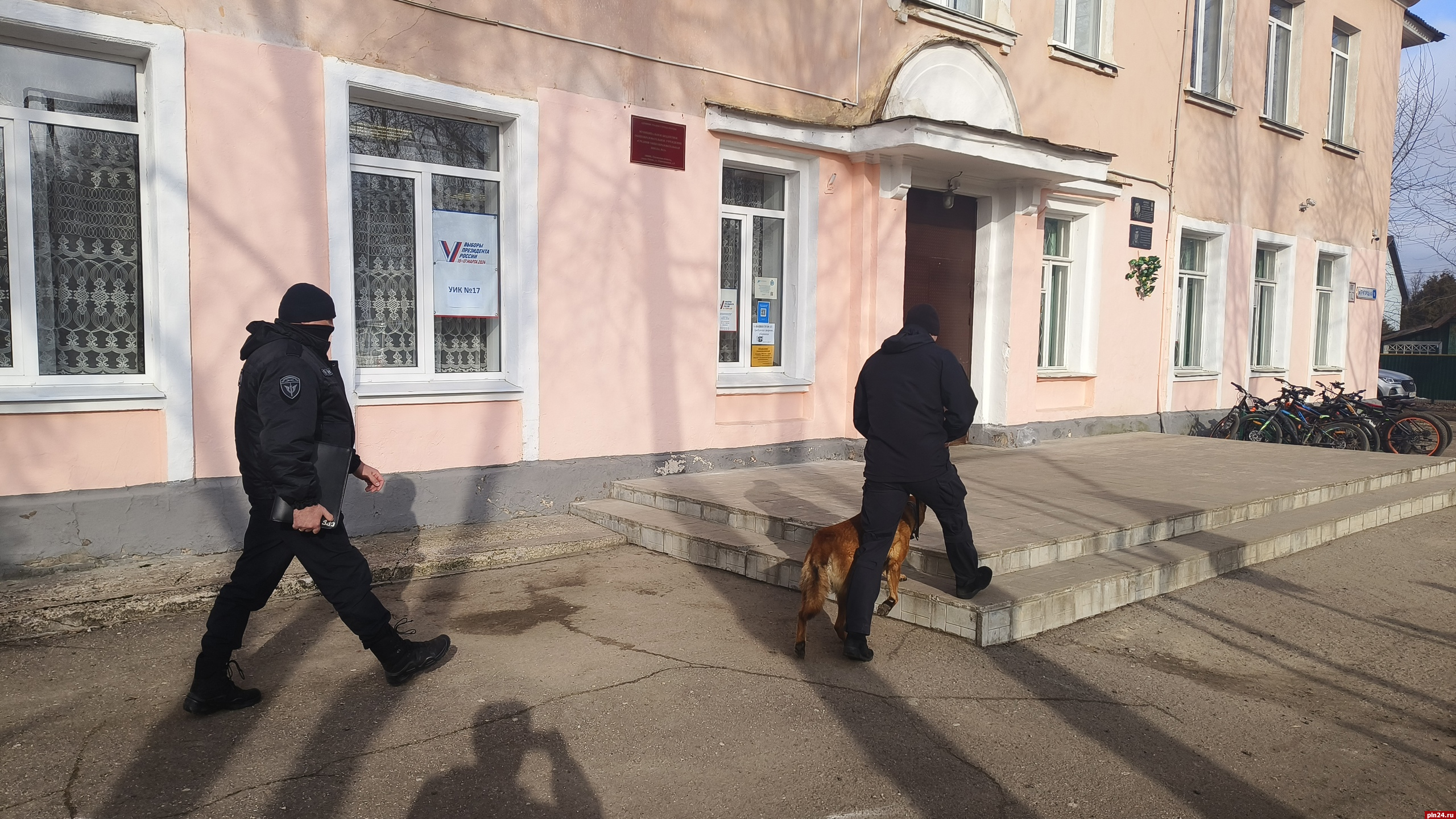 Псковские росгвардейцы принимают участие в обеспечении безопасности при проведении выборов