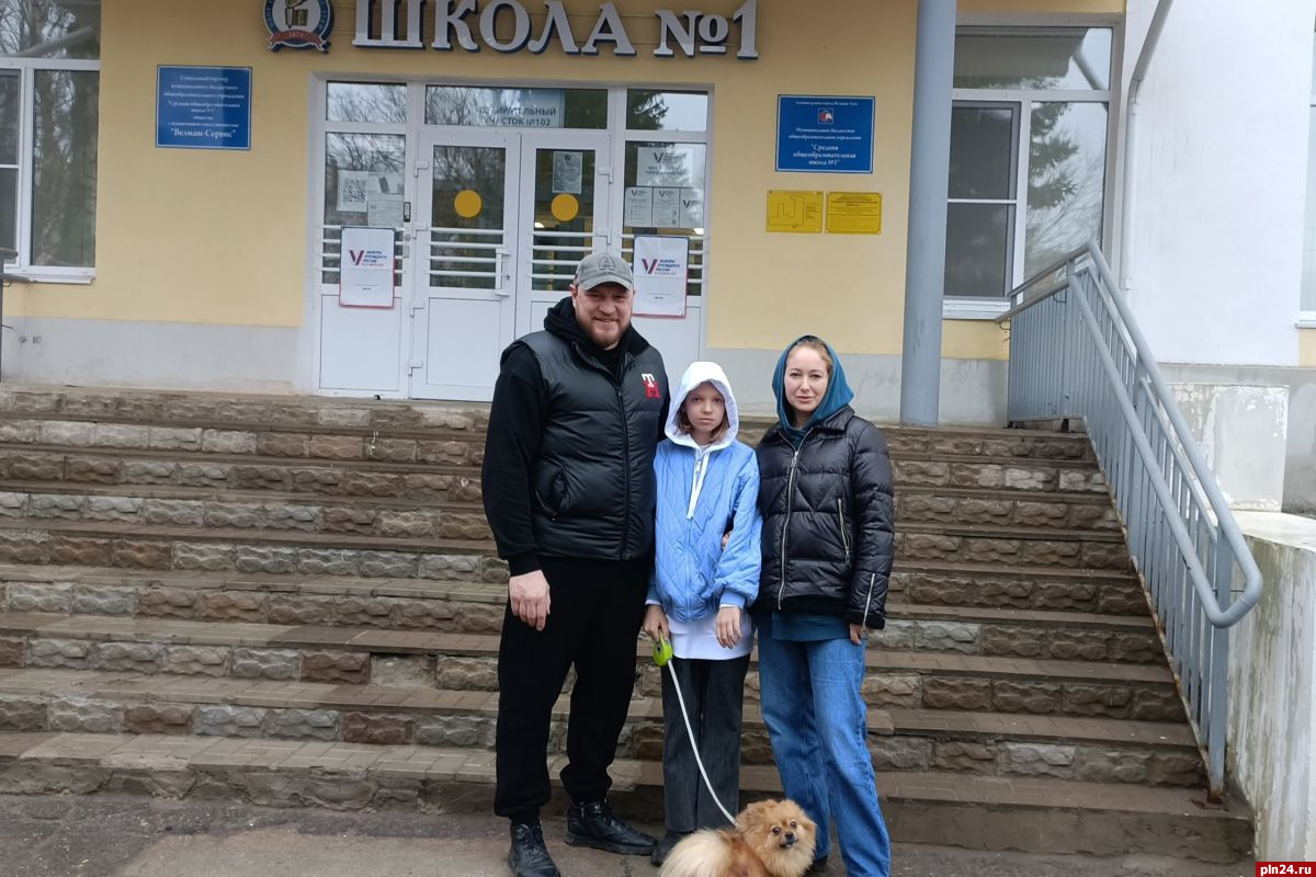 Чемпион Европы по самбо Владимир Владимиров вместе с семьей проголосовал на выборах президента России