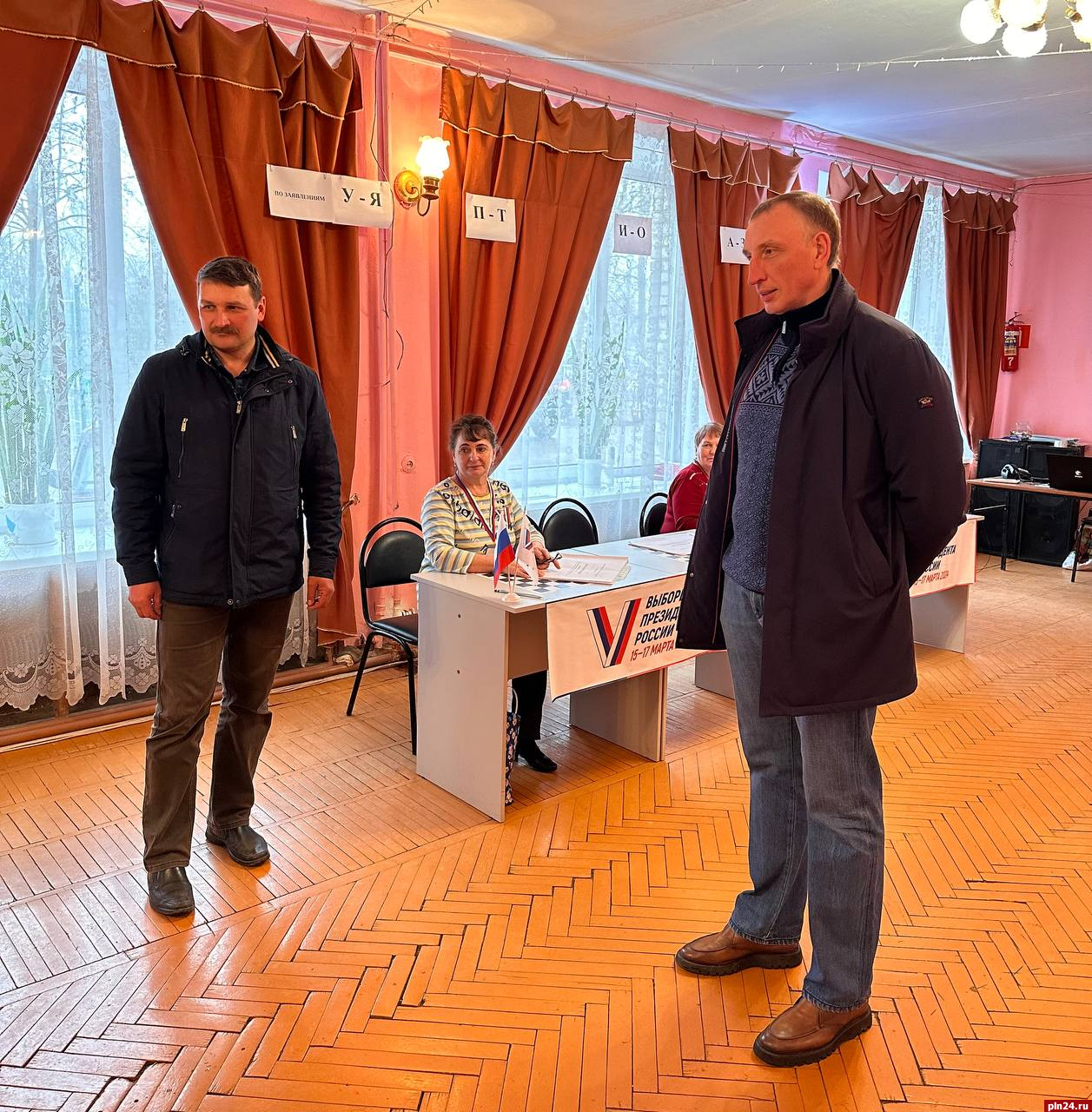 Александр Козловский проконтролировал работу избирательных участков в Псковской области