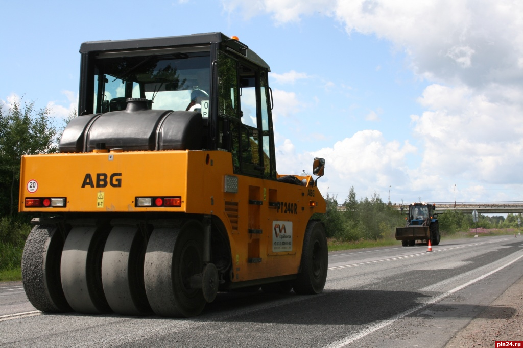 Дорожники приступят к поверхностной обработке на трассе М-9 в Псковской области