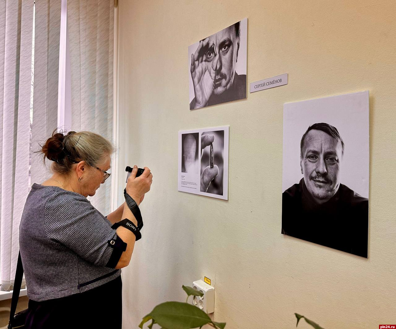 Выставка портретов поэтов и музыкантов «Вещь в себе» открылась в Пскове