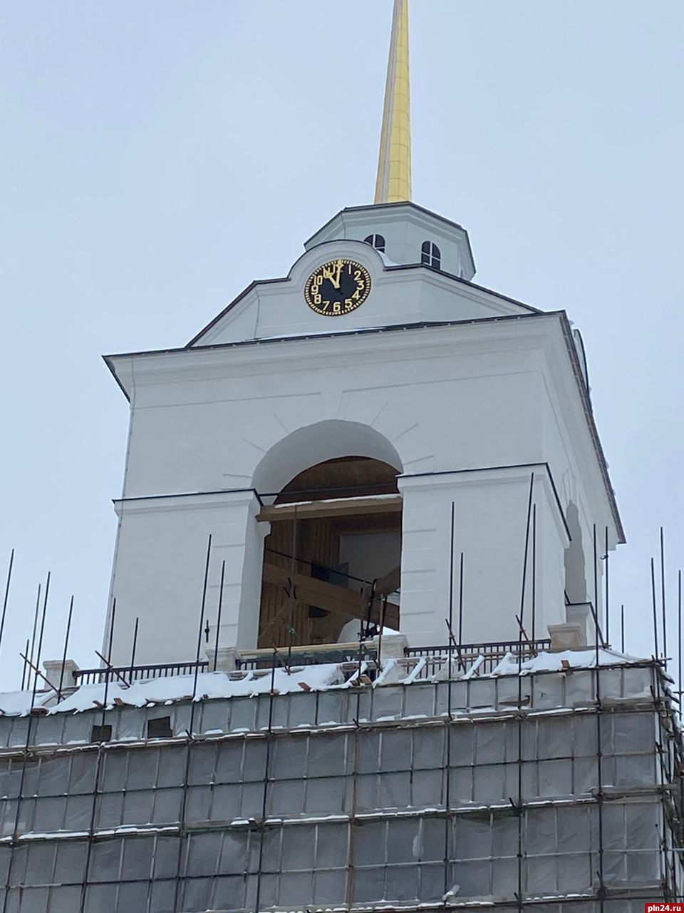 Началось устройство ограждения кровли колокольни Троицкого собора в Пскове