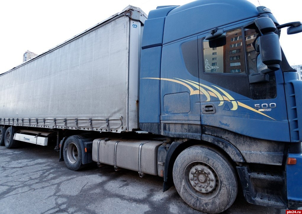 Почти 2 тысячи грузовиков стоят в очереди на въезд в РФ на границе в Псковской области
