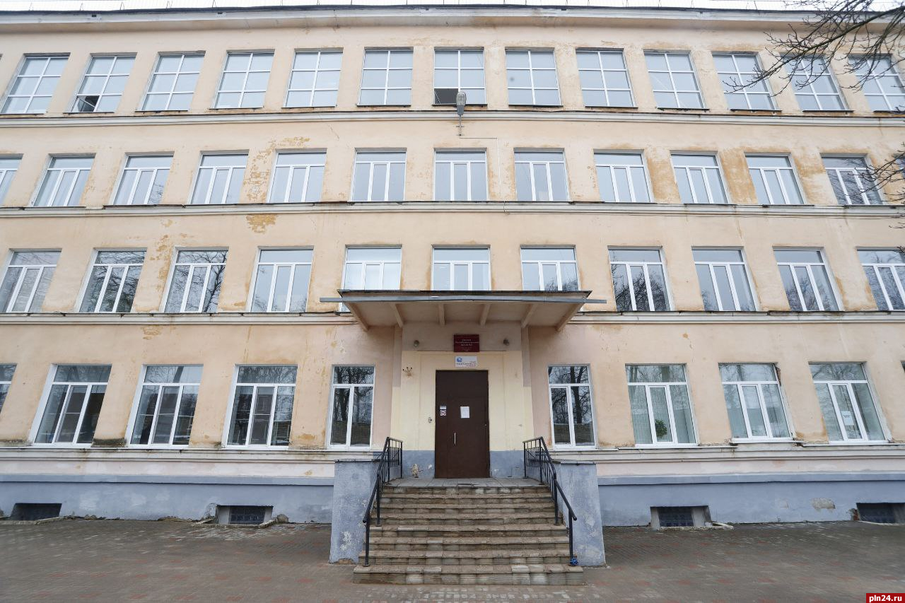 Борис Елкин поручил восстановить исторический потолок в школе №2 в Пскове