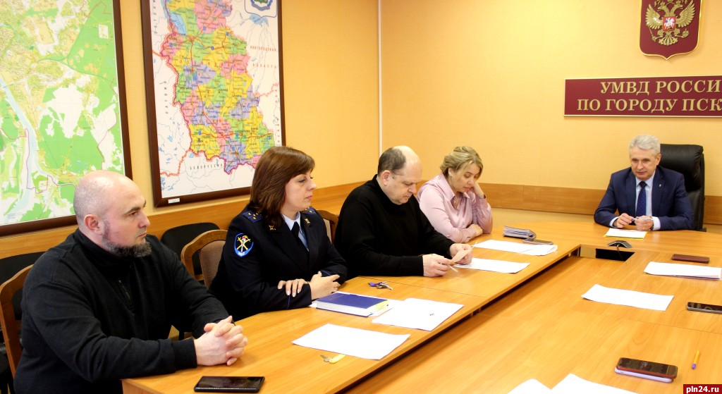 Общественников поблагодарили в псковской полиции за неформальный подход к работе
