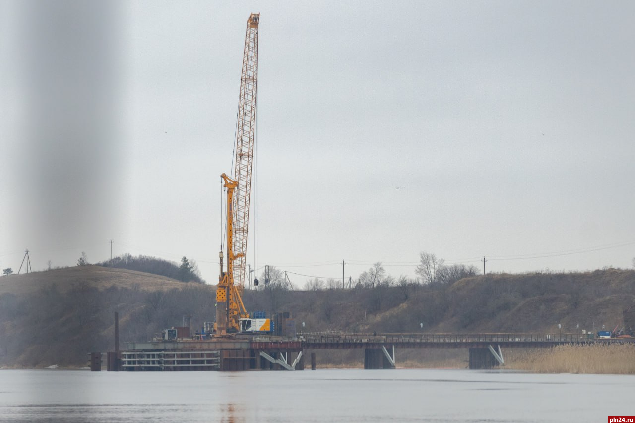 Опоры моста начали монтировать на Северном обходе Пскова