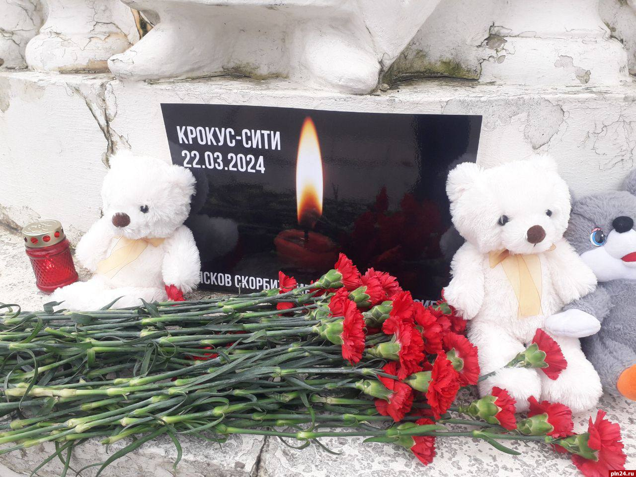 Мемориал в память о жертвах теракта в «Крокусе» организовали в Пскове
