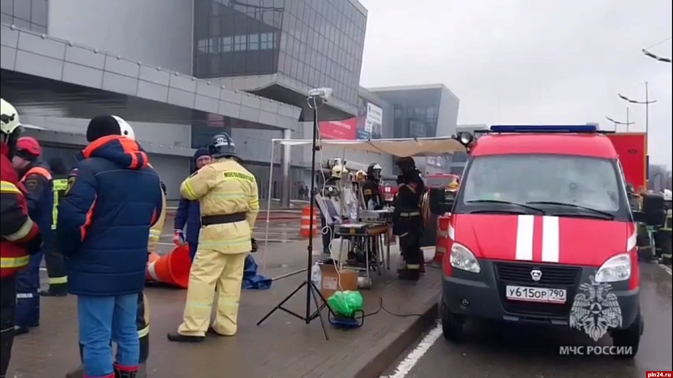 Более 100 спасателей МЧС России разбирают завалы в Крокусе