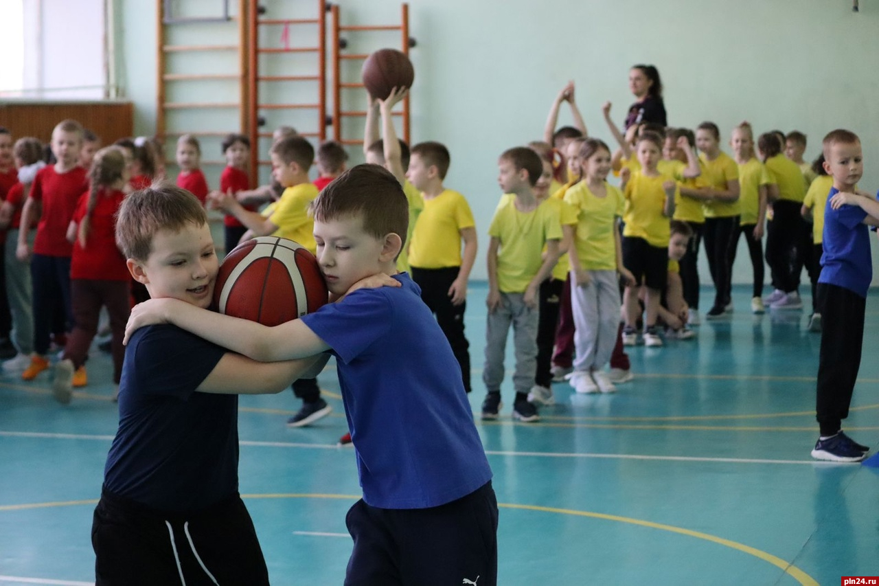 Мастер-классы «День баскетбола» провели для школьников в Великих Луках
