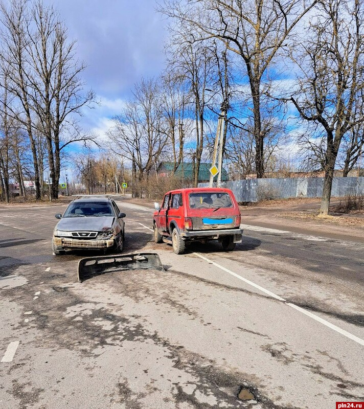 Daewoo Nexia лишилась бампера после столкновения с «Нивой» в Пскове
