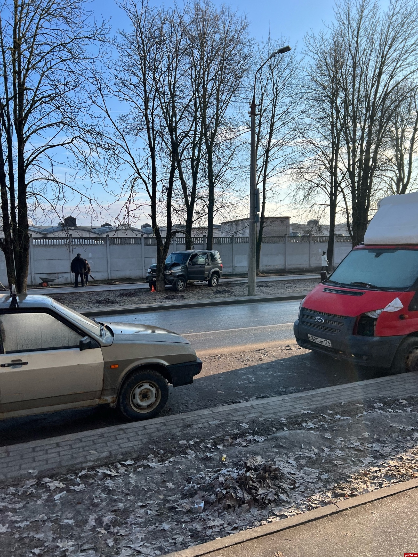 Автомобиль въехал в дерево на улице Бастионной в Пскове