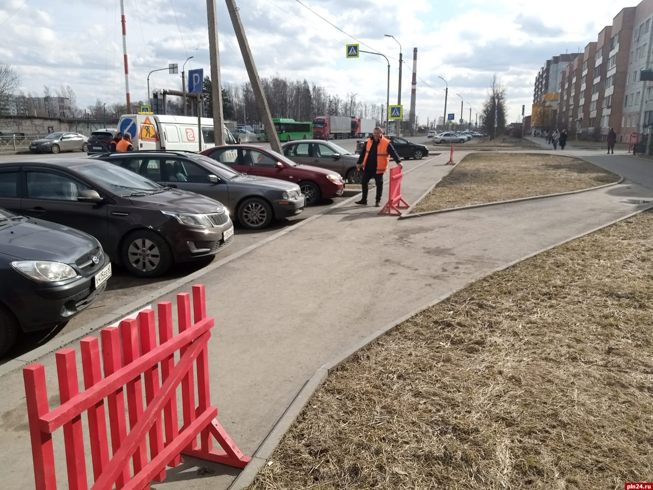 Уборку парковочных карманов проведут на участке улицы Рокоссовского в Пскове 28 марта