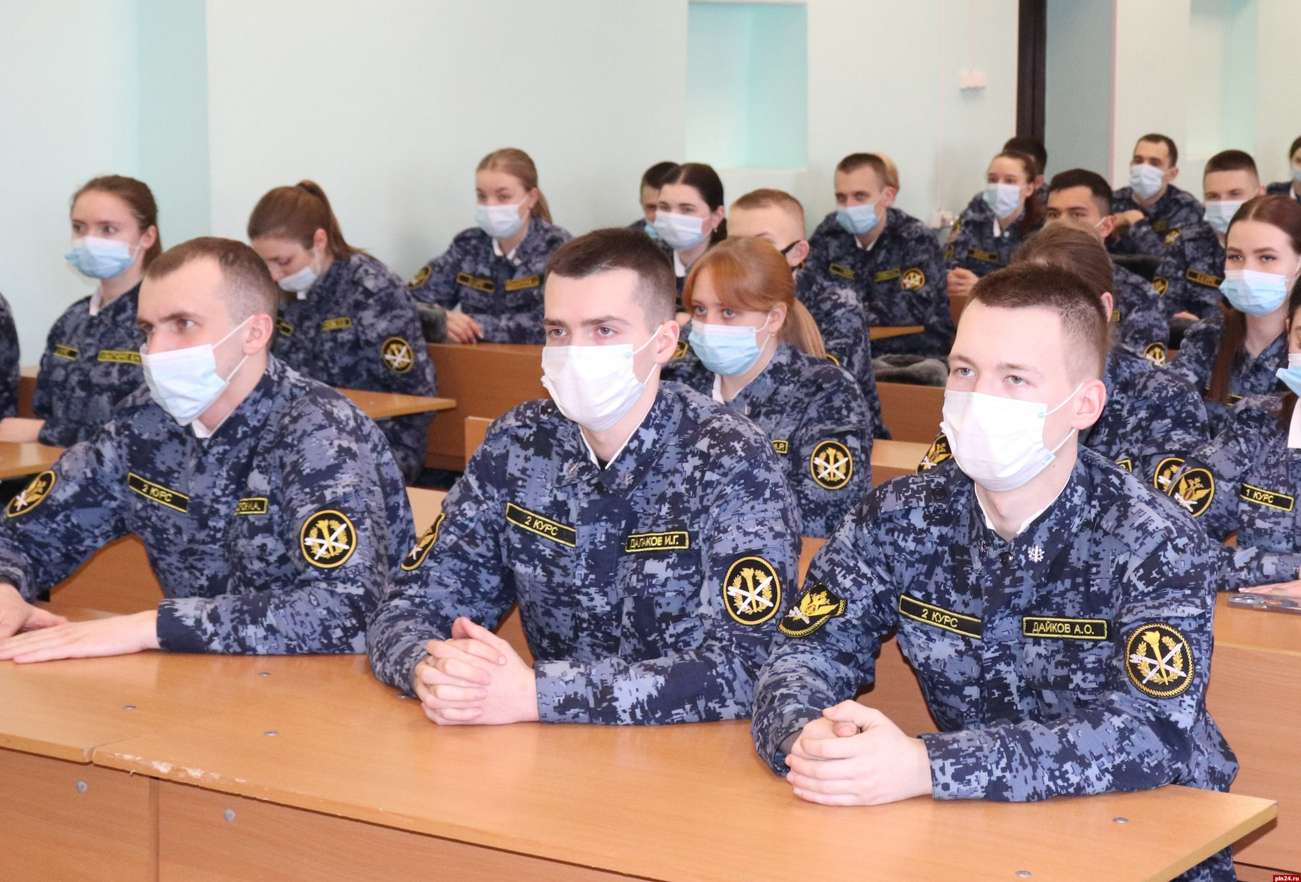 Псковских курсантов обучают основам противодействия терроризму