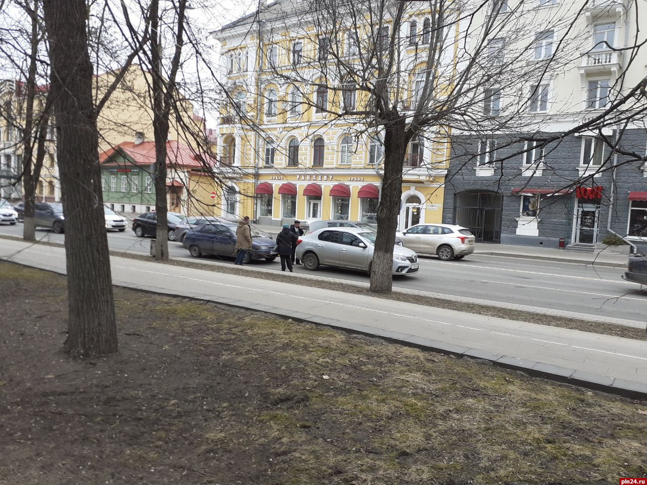Два автомобиля не разъехались на Октябрьском проспекте в Пскове