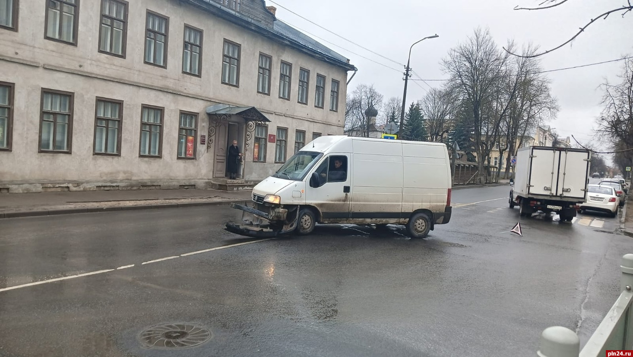 Два легковых автомобиля и микроавтобус попали в ДТП в центре Пскова