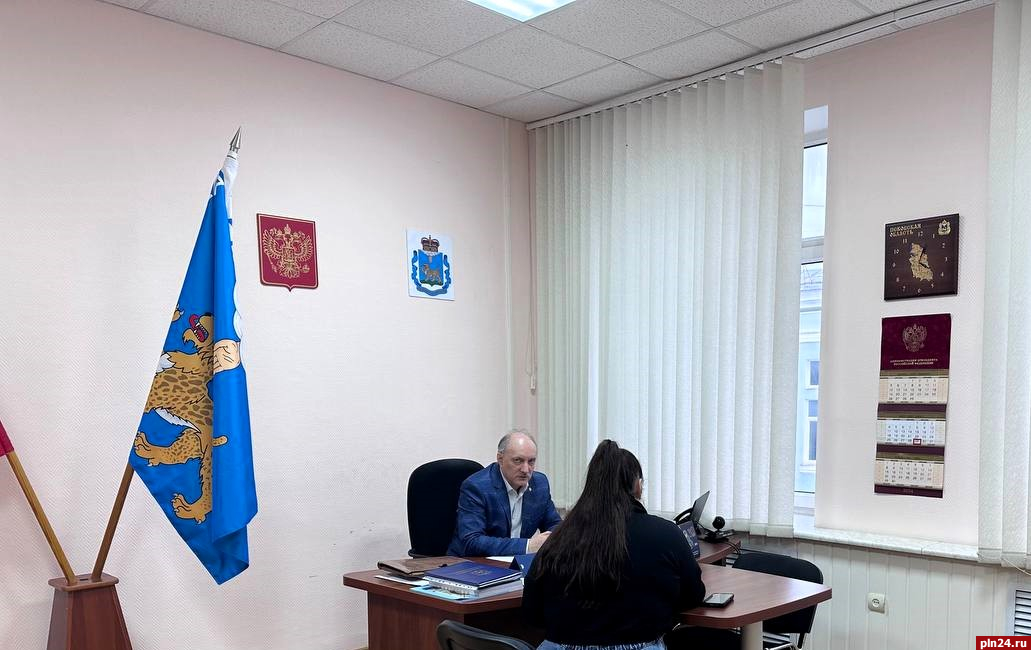 Дополнительный прием граждан провел уполномоченный по правам человека Псковской области 