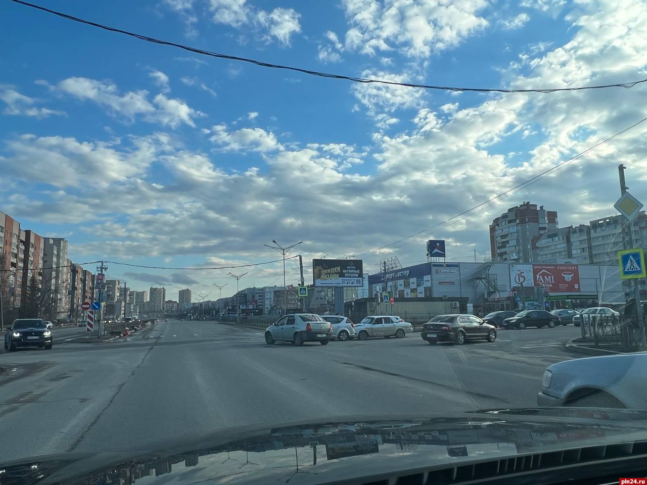 ДТП произошло на перекрестке улиц Кузбасской Дивизии и Юбилейной в Пскове