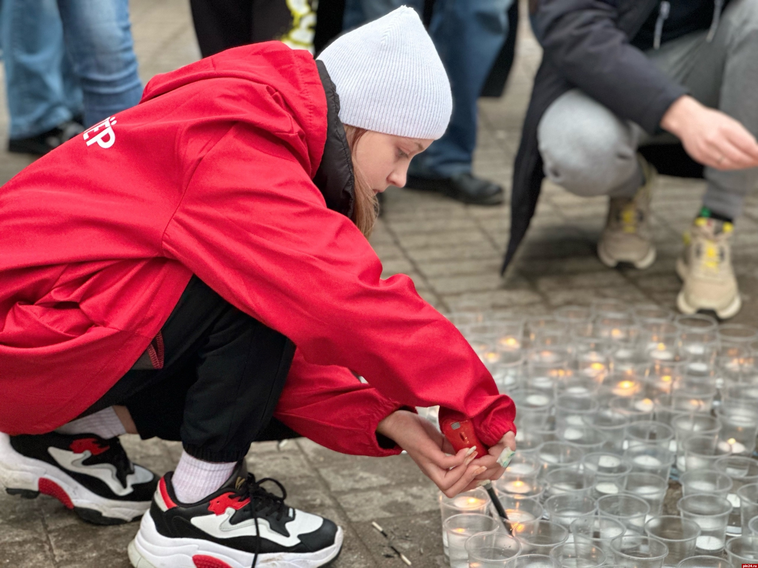Мероприятие в память о жертвах теракта в «Крокусе» прошло у памятника княгини Ольги в Пскове