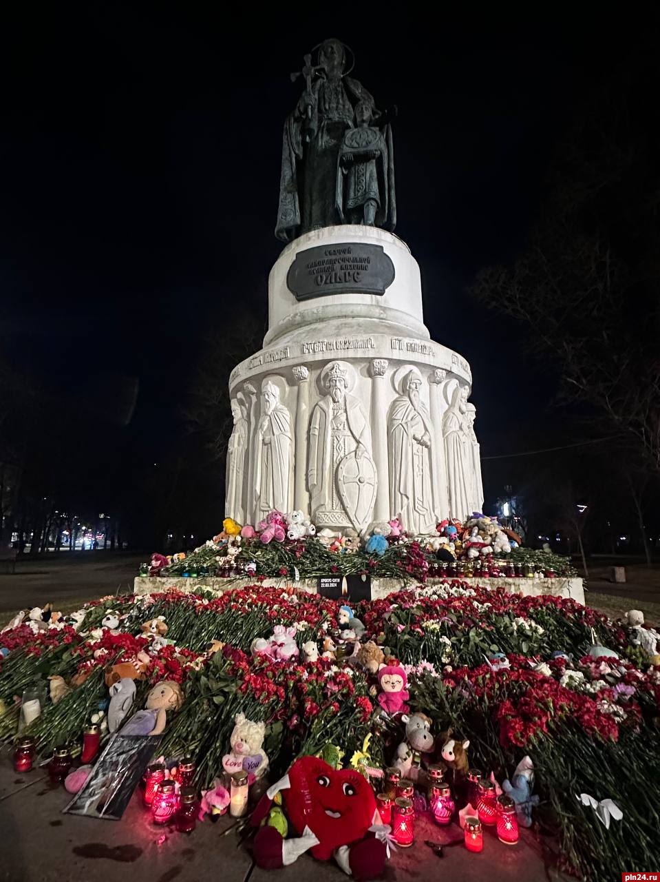 Псковичи возложили цветы в память о жертвах теракта в «Крокус сити холе»