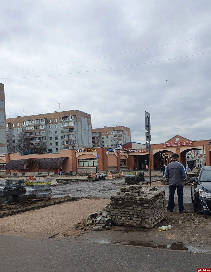 Ремонт парковки у торгового комплекса «Гулливер» продолжается в Пскове. ФОТО