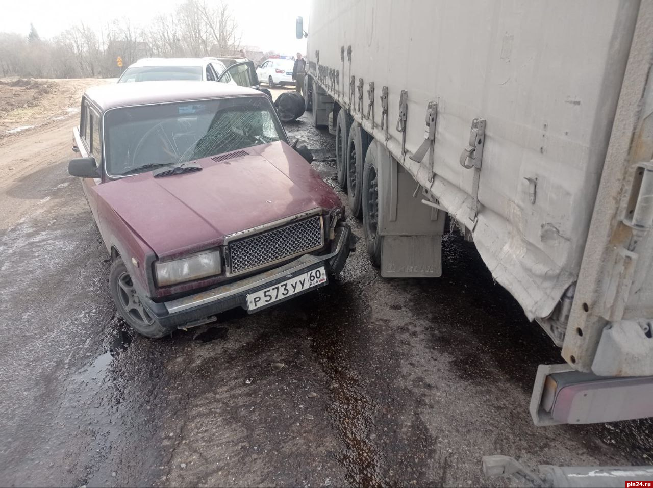 Автомобиль ВАЗ-2107 столкнулся с грузовиком в Великолукском районе
