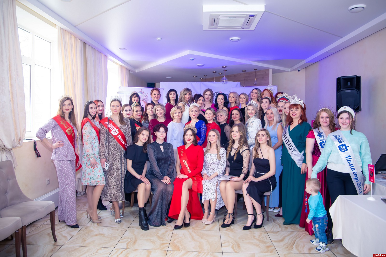 20 участниц прошли в полуфинал фестиваля «Мисс и Миссис Великие Луки 2024»