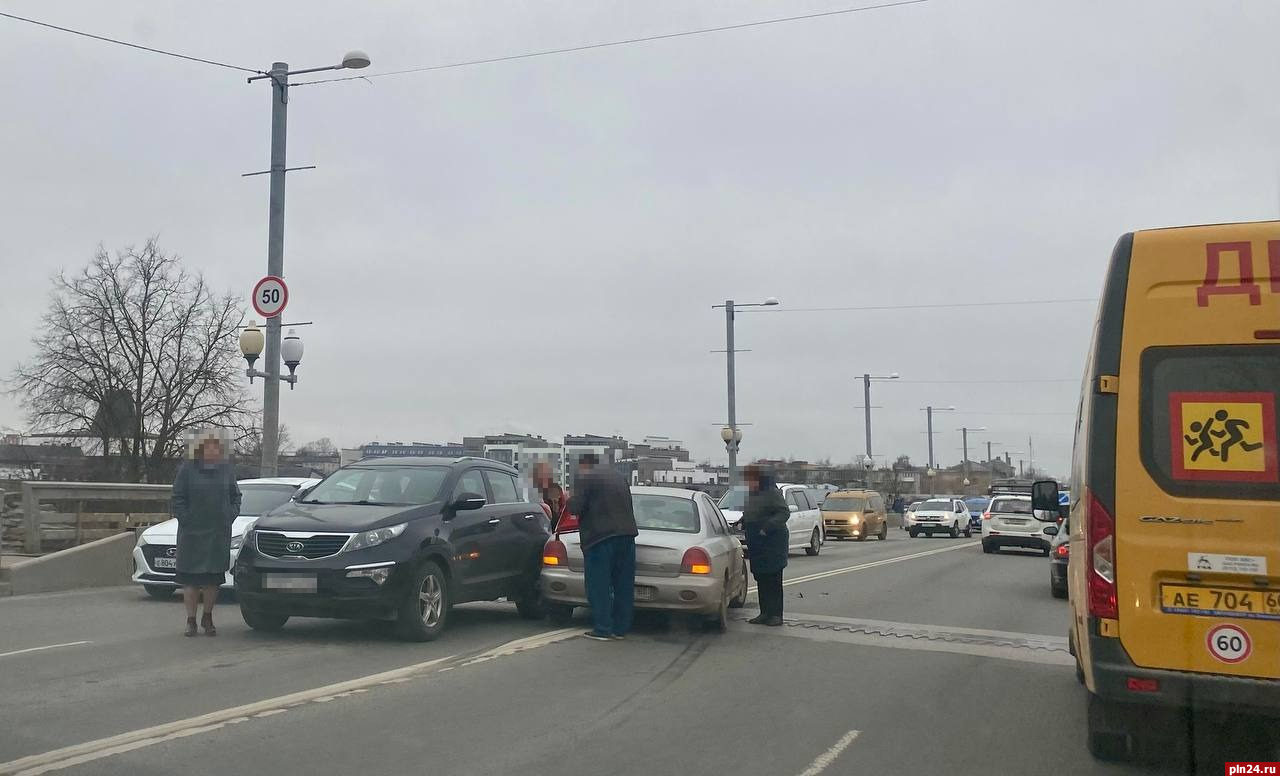Kia и Hyundai столкнулись на Ольгинском мосту в Пскове