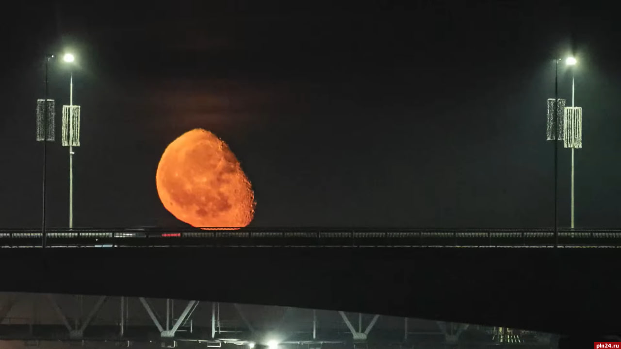 «Вечерний променад Луны» запечатлел псковский фотограф