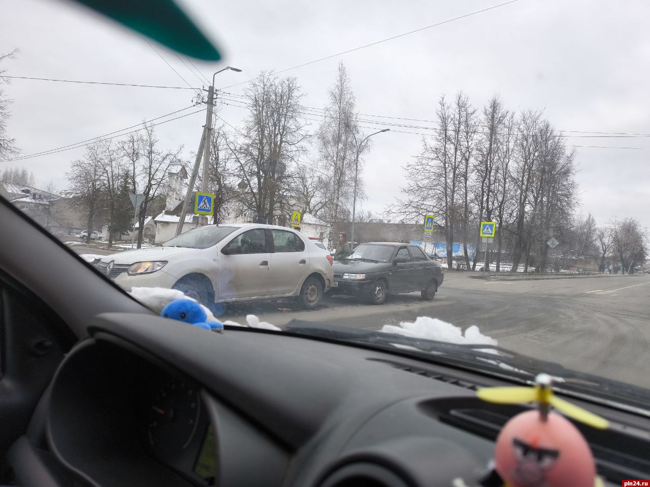 Два автомобиля столкнулись на пересечении улиц Труда и Первомайской в Пскове