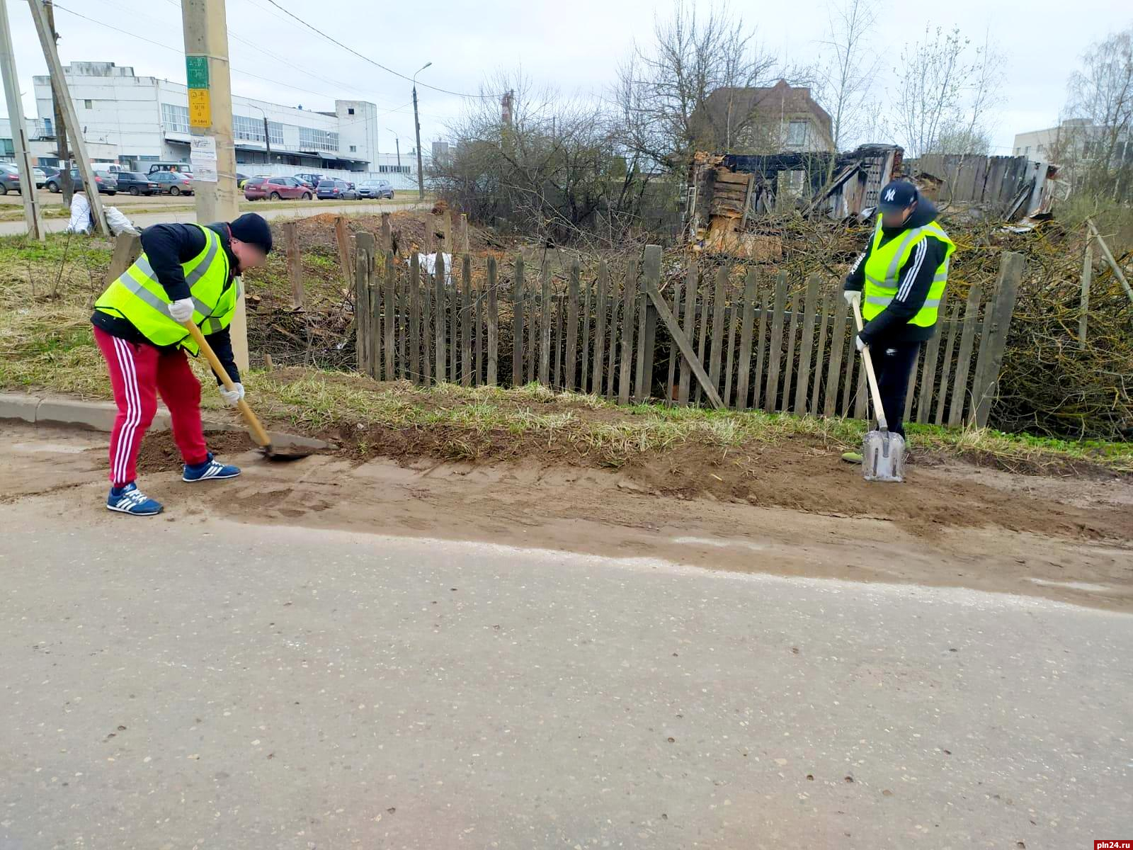 Осужденные к принудительным работам в Великих Луках помогают убирать улицы города