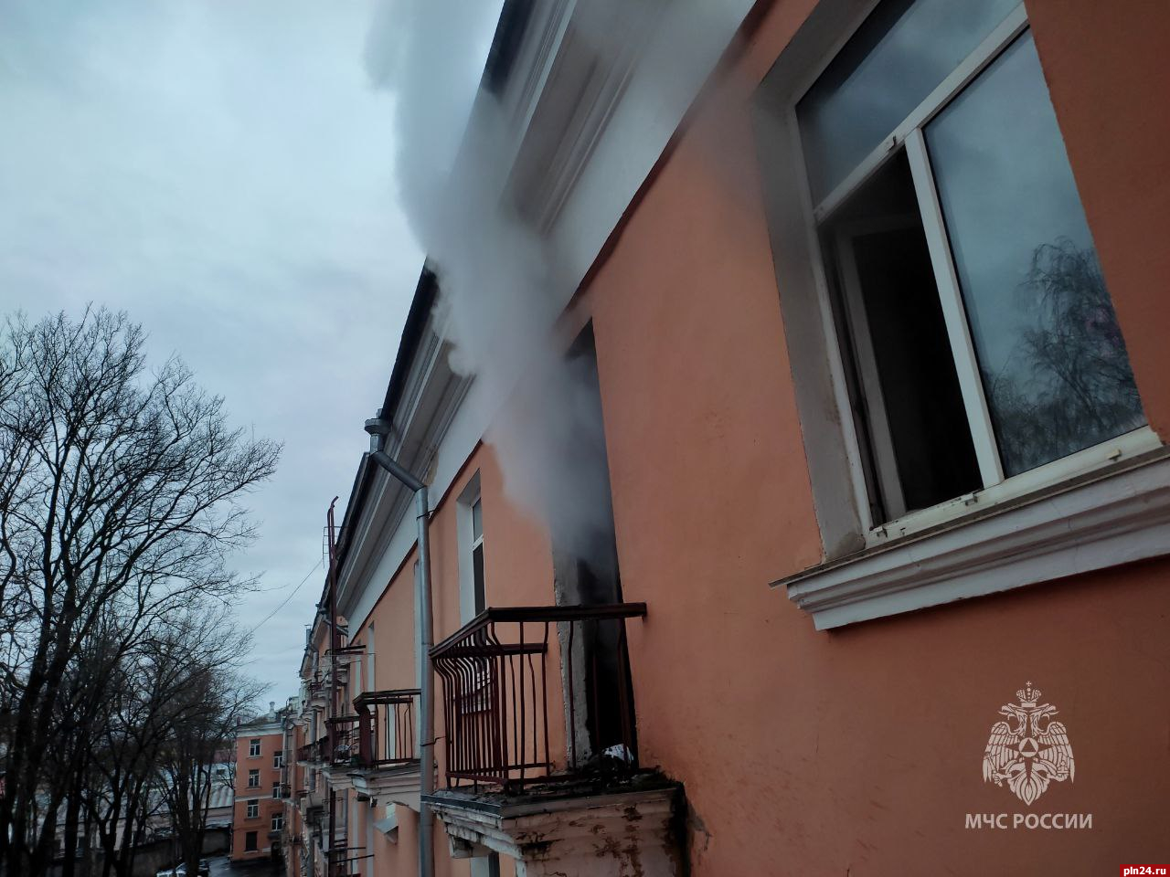 Один человек пострадал при пожаре в многоэтажке в центре Пскова