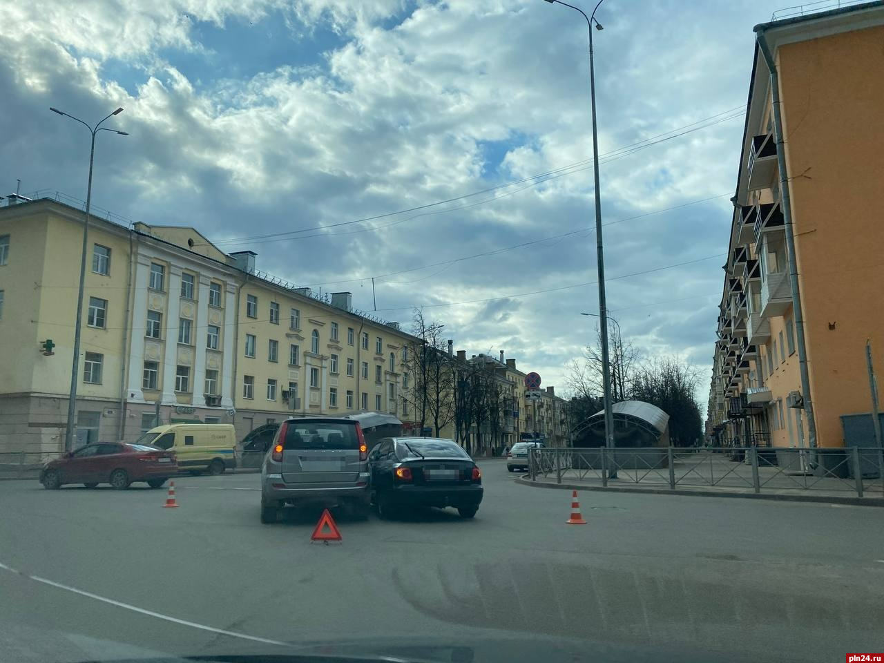 Два автомобиля столкнулись на площади Калинина в Великих Луках