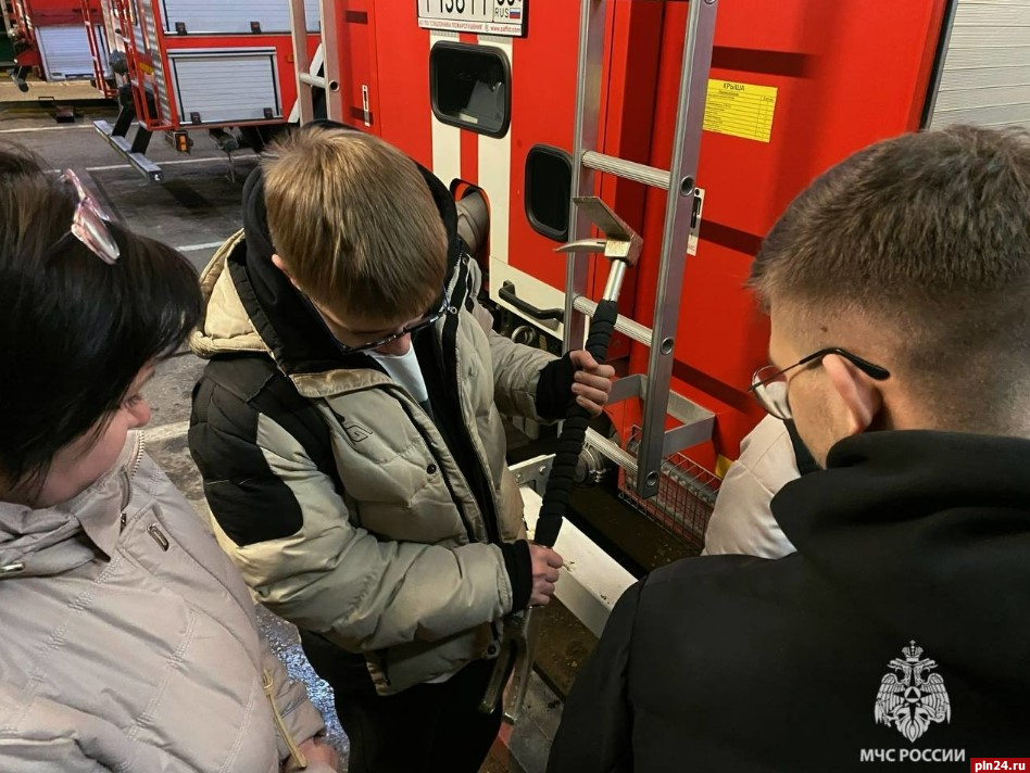 Экскурсию для школьников провели в пожарно-спасательной части в Пскове