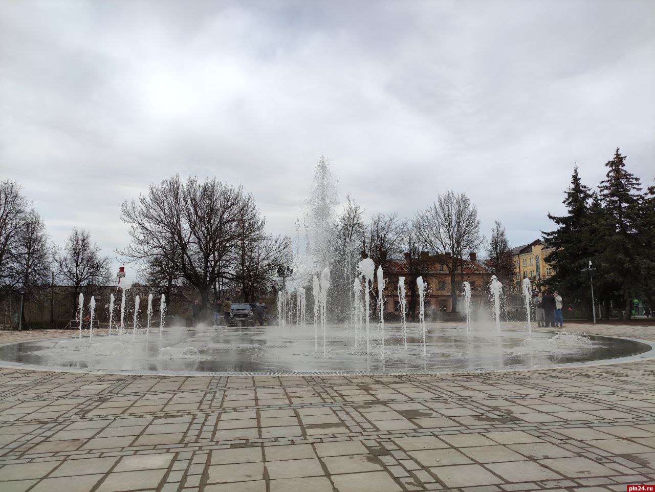 Настройку мультимедийного фонтана проводят в Пскове