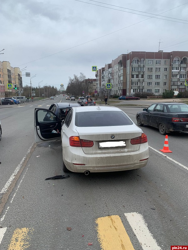 В Пскове водитель BMW врезался в стоящий на перекрестке автомобиль Skoda