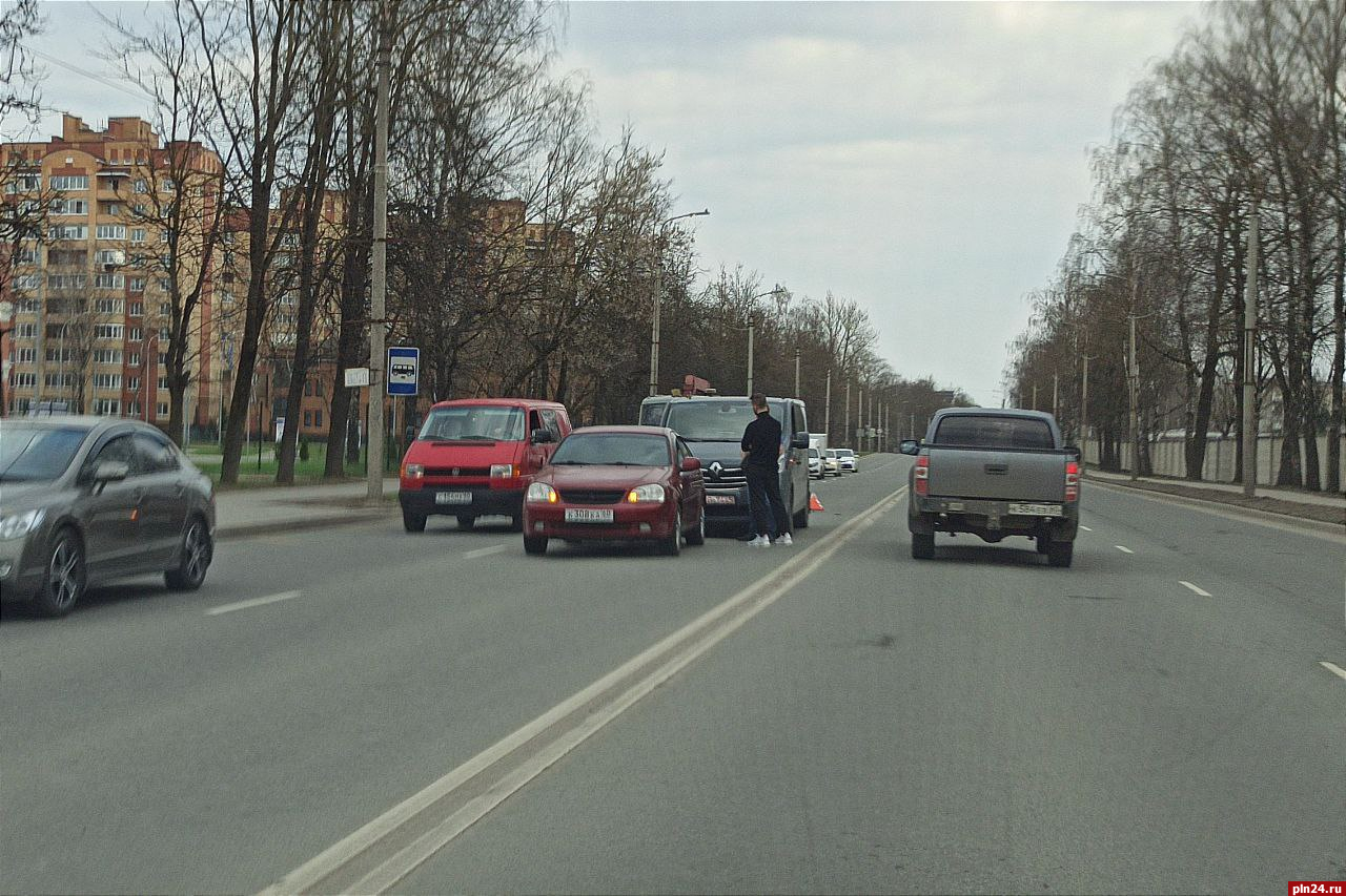 Два автомобиля не разъехались у воинской части в Пскове