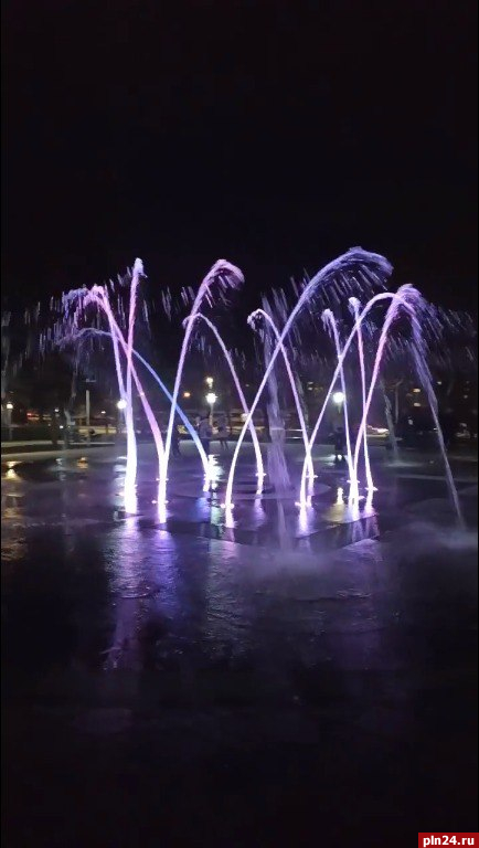 В Пскове продолжается настройка мультимедийного фонтана