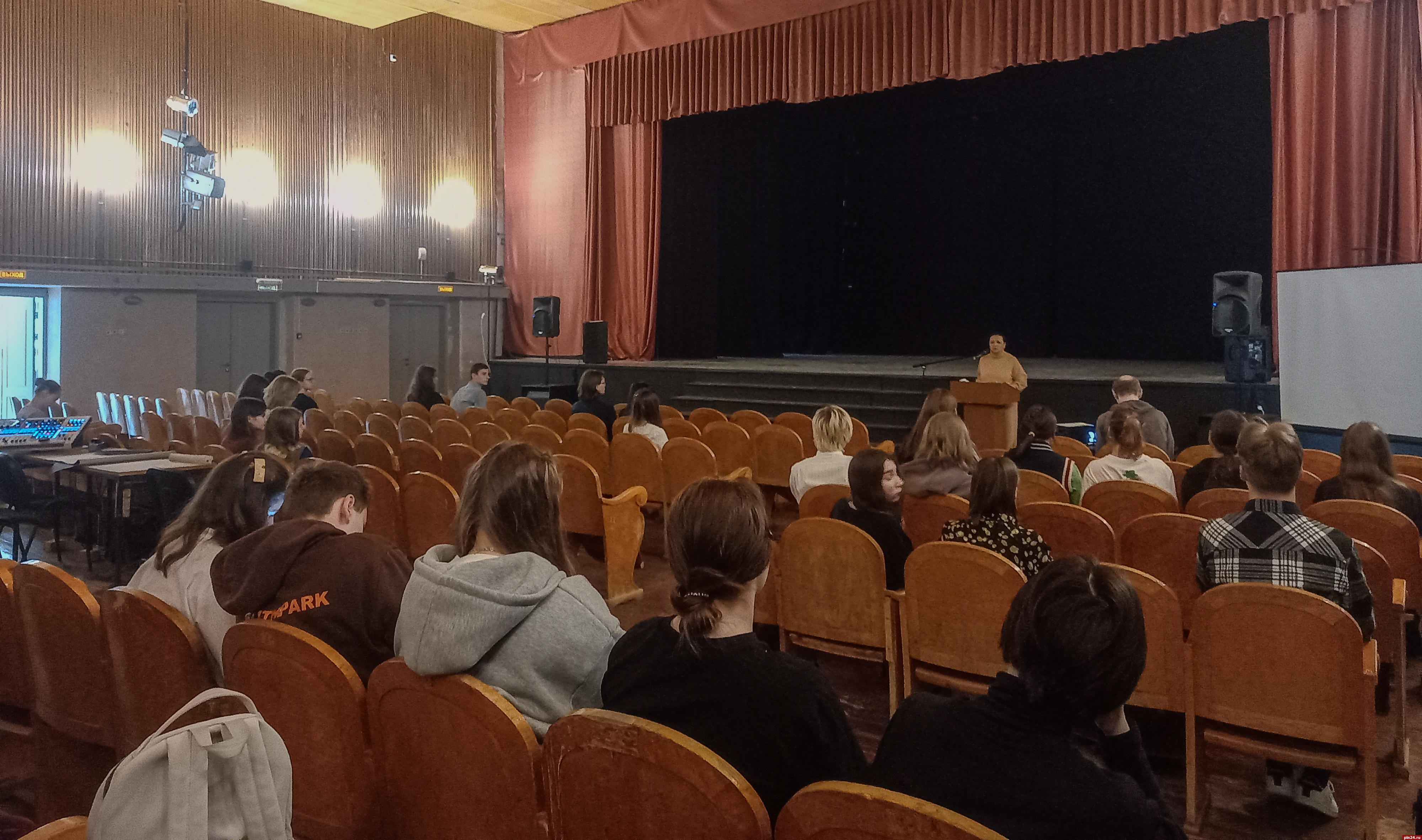 Несколько образовательных встреч организовали для студентов псковского колледжа искусств