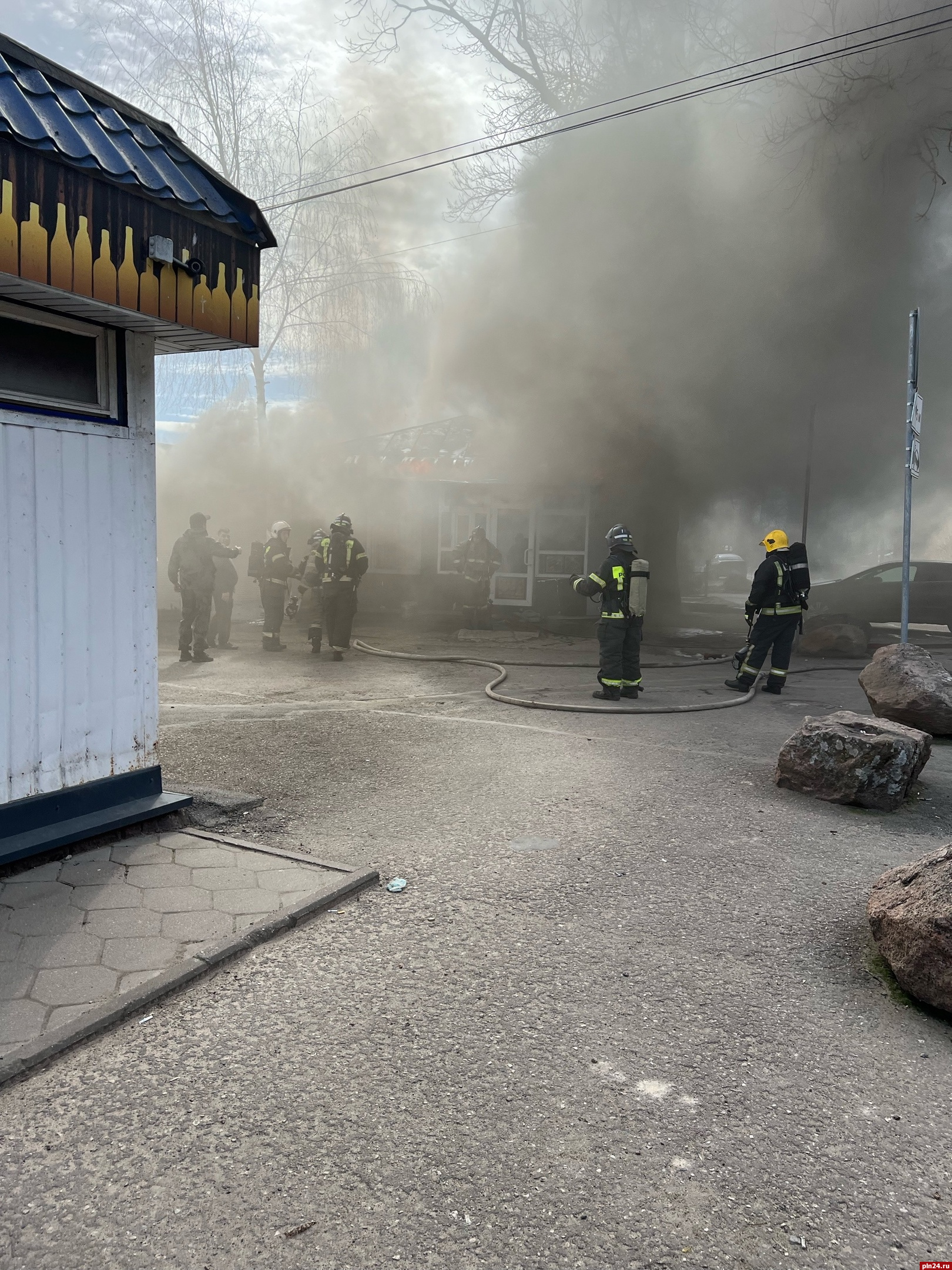«Бистро» горит на улице Мирной в Пскове