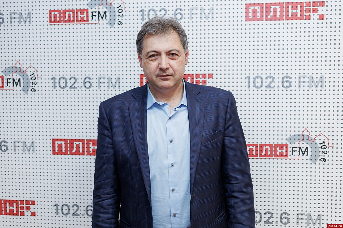 О сложностях работы на сцене Псковского театра рассказал Карен Нерсисян в эфире радио ПЛН FM