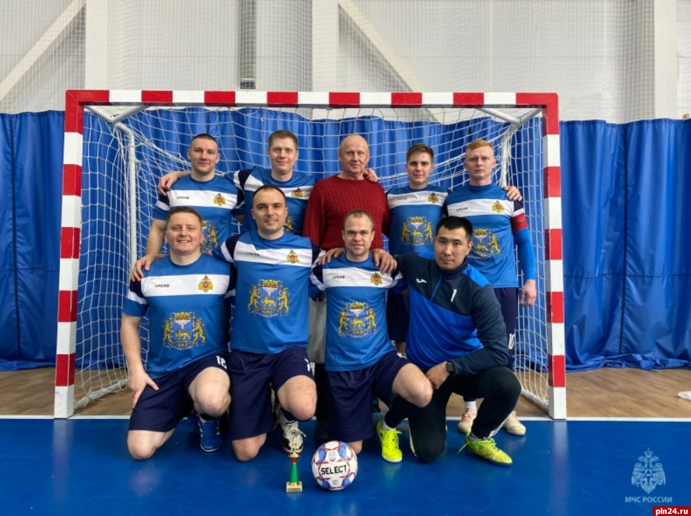 Псковские сотрудники МЧС стали участниками турнира по мини-футболу в Новгороде