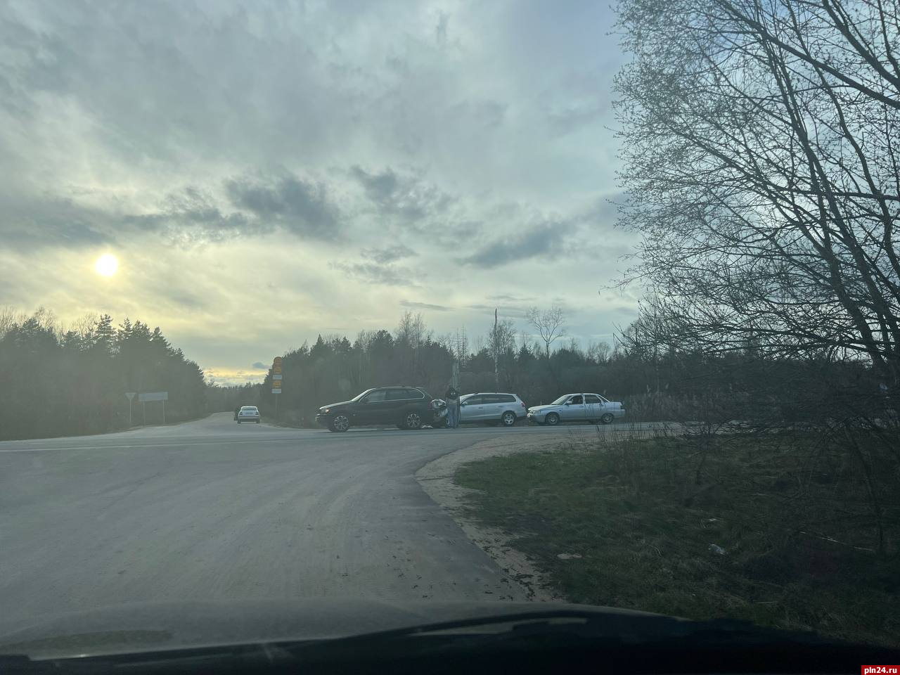 Три автомобиля столкнулись на трассе Псков – Палкино