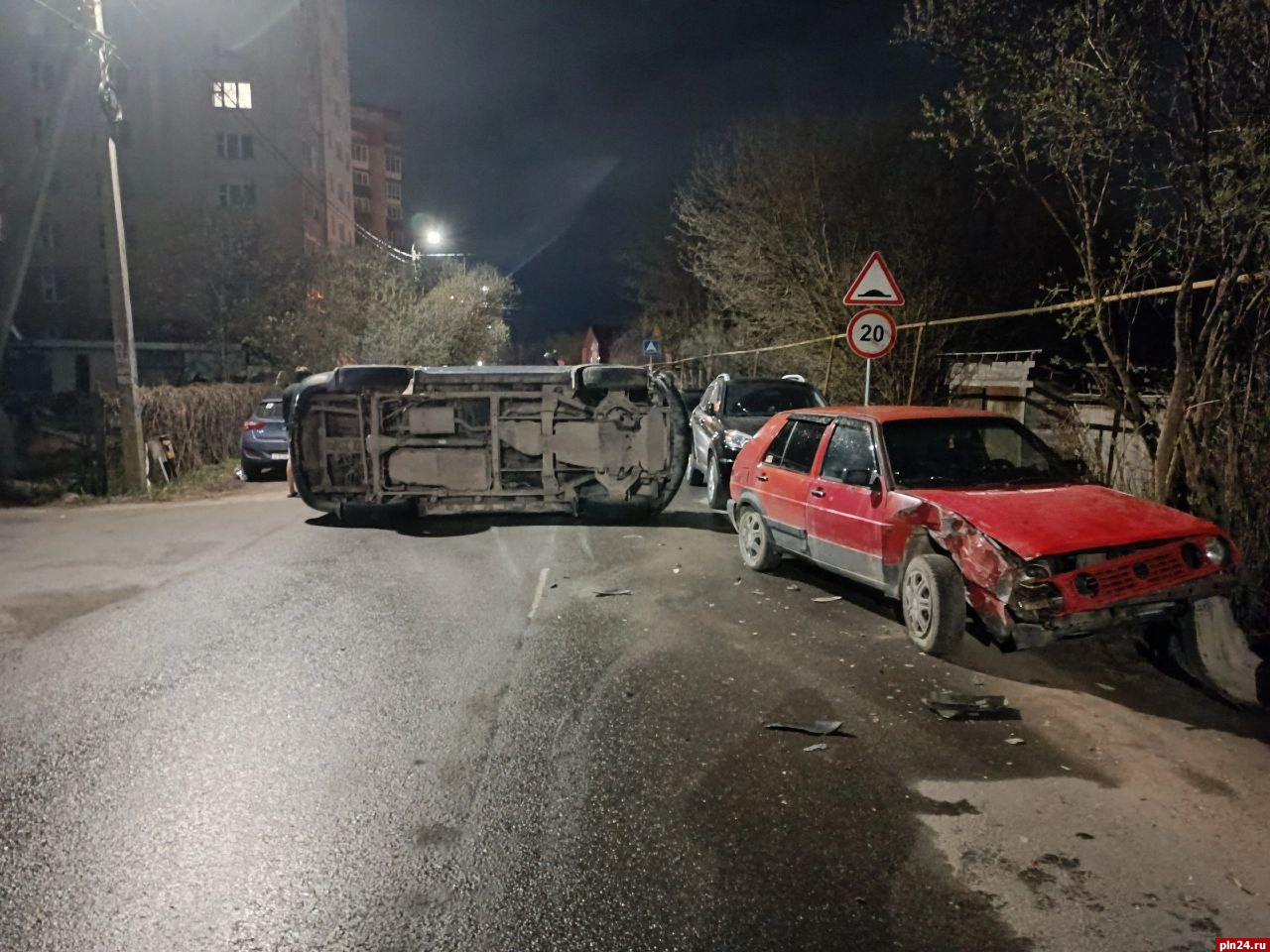 Внедорожник врезался в припаркованный автомобиль и перевернулся на улице Крупской в Пскове
