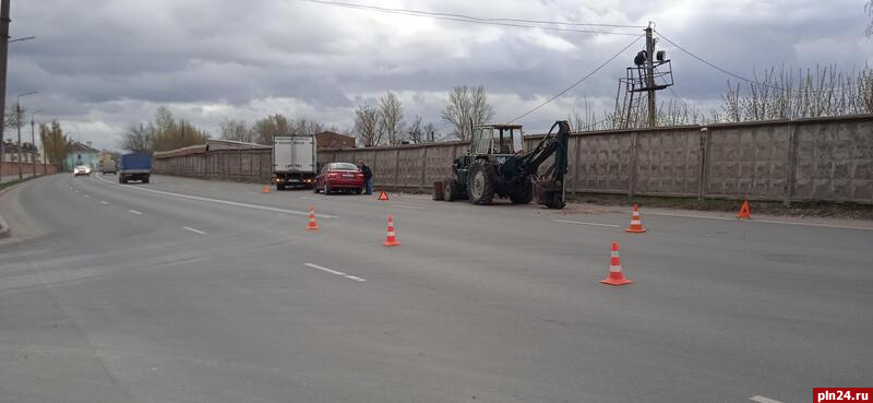 Юная пассажирка пострадала при столкновении двух автомобилей и трактора в Пскове