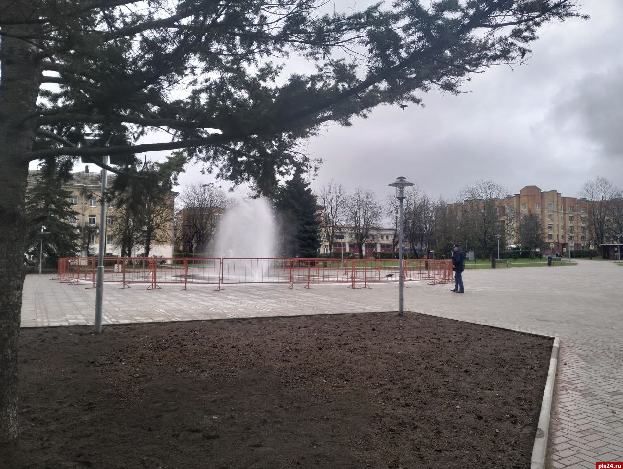 Фотофакт: Новый фонтан на Четырех углах в Пскове огородили забором
