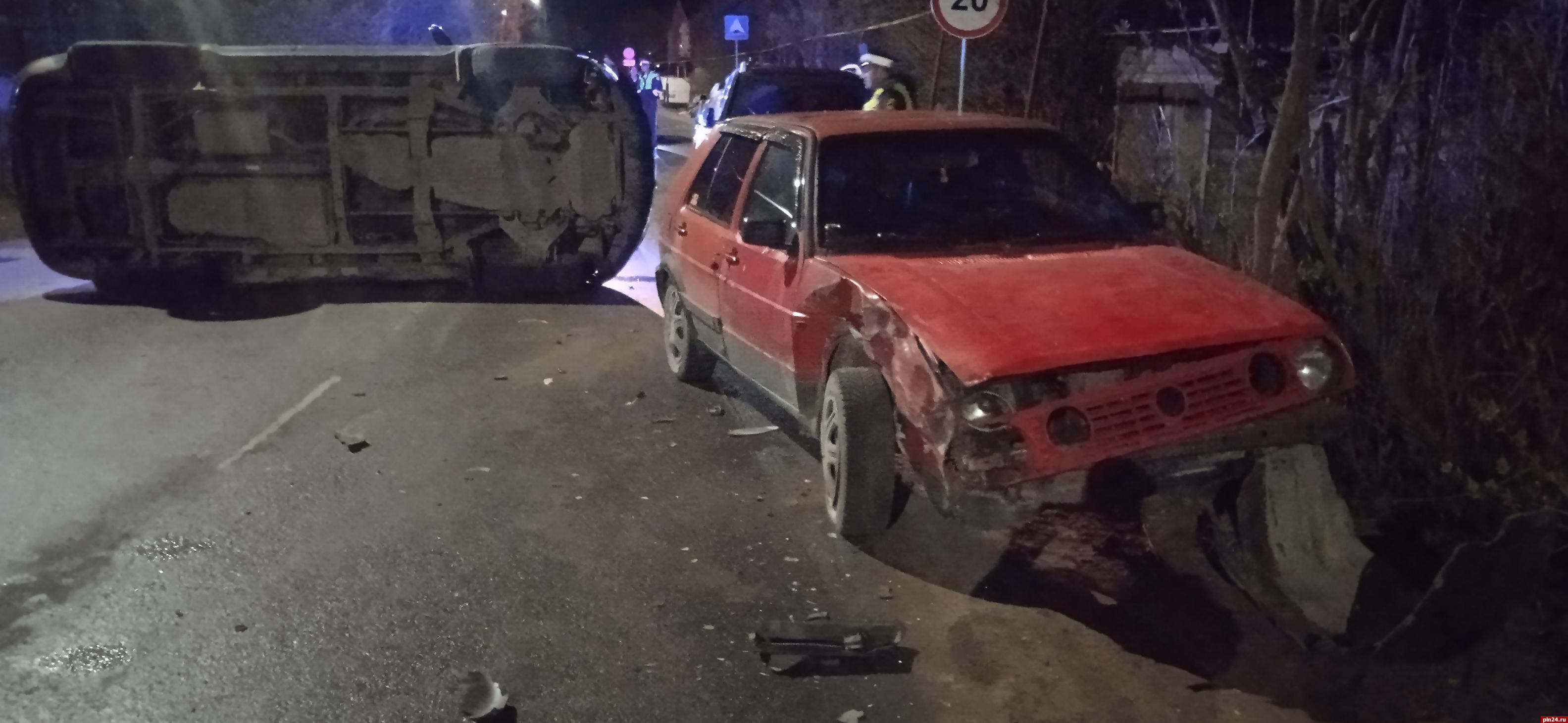 Проверку по факту повреждения двух машин и опрокидывания третьей проводят в Пскове